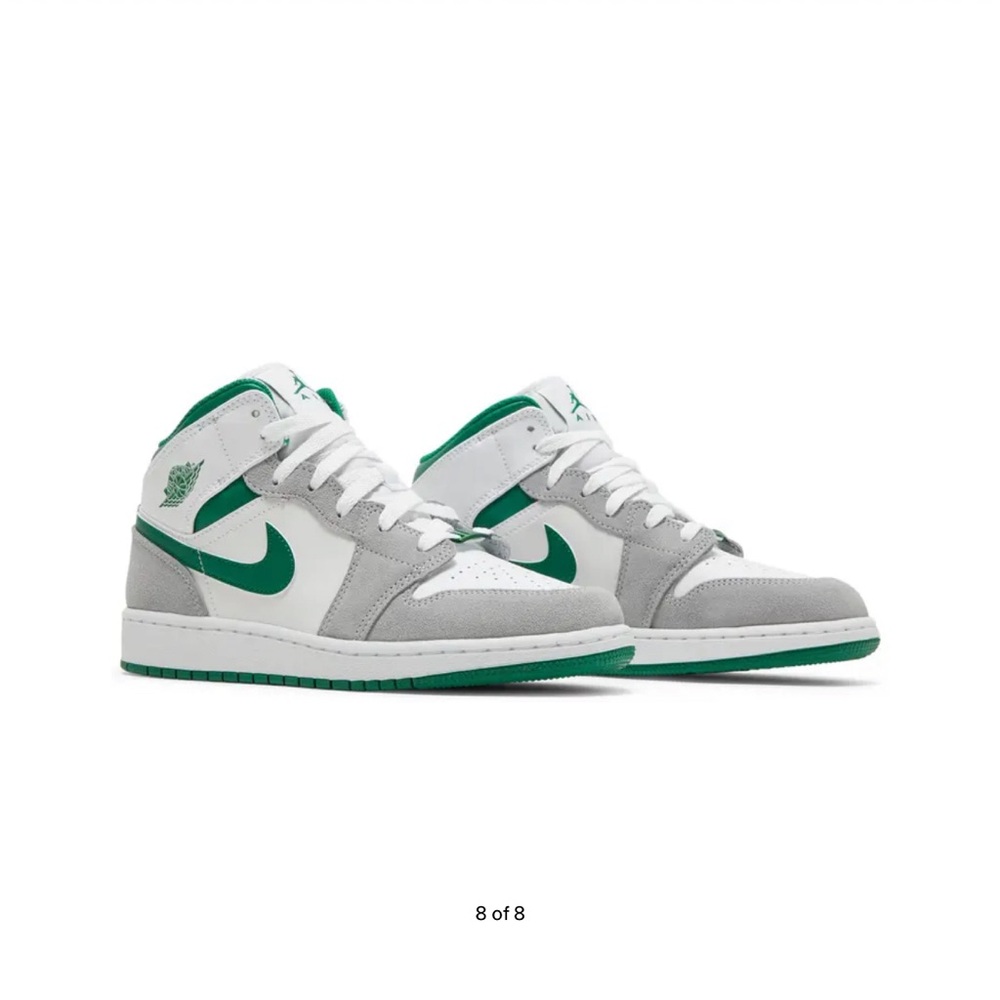 2022
Air Jordan 1 Mid SE GS 'Grey Pine Green
Size 7 women’s 8.5